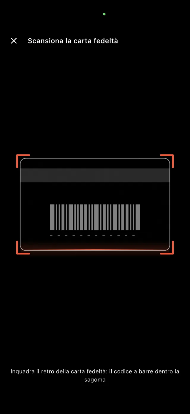 Schermata della fotocamera dell'app con la sagoma in cui inquadrare il codice a barre della carta fedeltà.